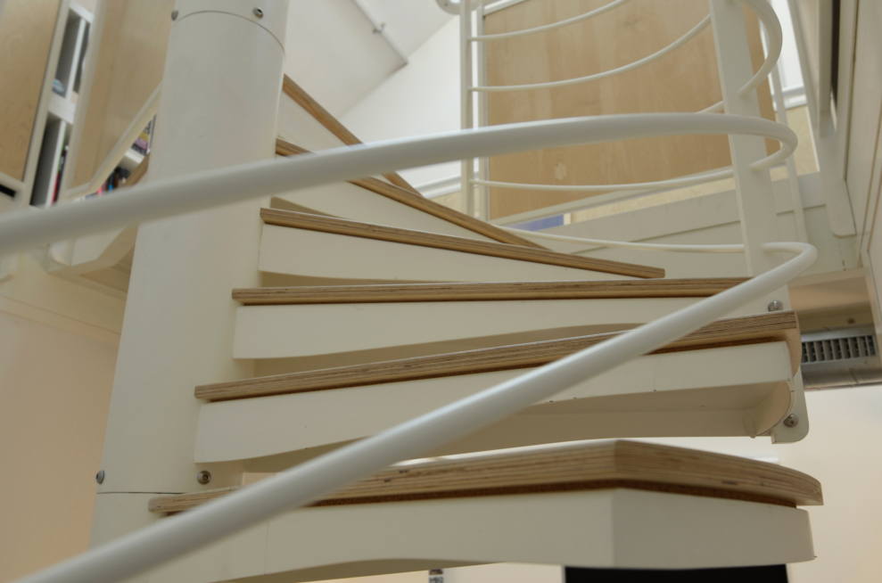 detail partie escalier avec fût central blanc marches bouleau garde-corps acier blanc sur mesure