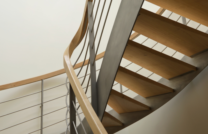 zoom main courante bois cintree debillardee escalier sur mesure inox et bois