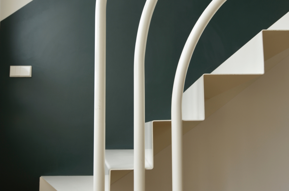 escalier blanc avec garde-corps tubes blanc