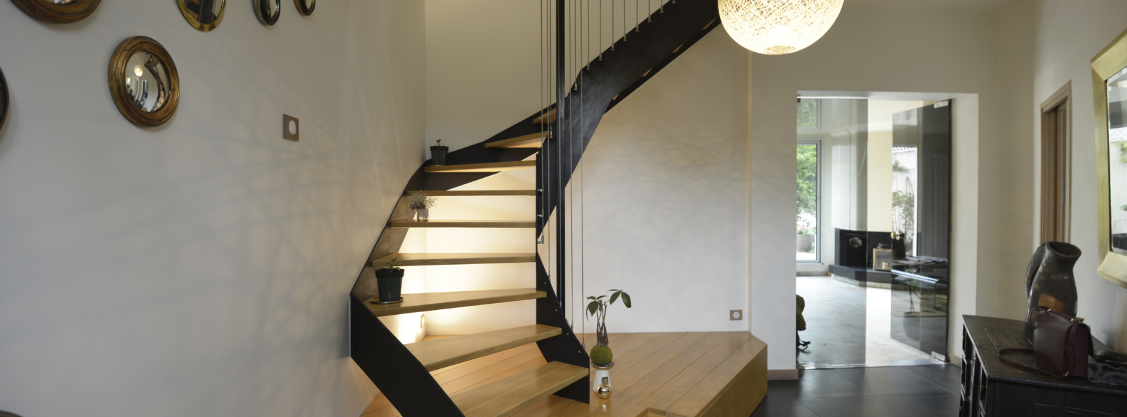 vue du rez-de-chaussée avec escalier metal bois sur mesure
