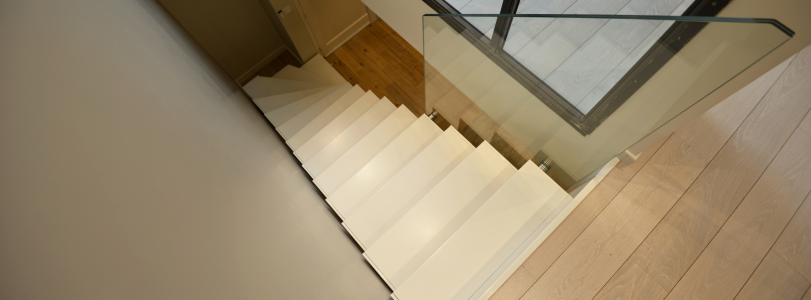 vue premier etage escalier design epure, escalier acier bois sur mesure chez un particulier