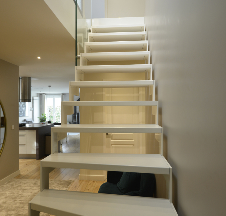 escalier vu de l'intérieur avec structure acier blanc marches bois blanc et garde-corps verre