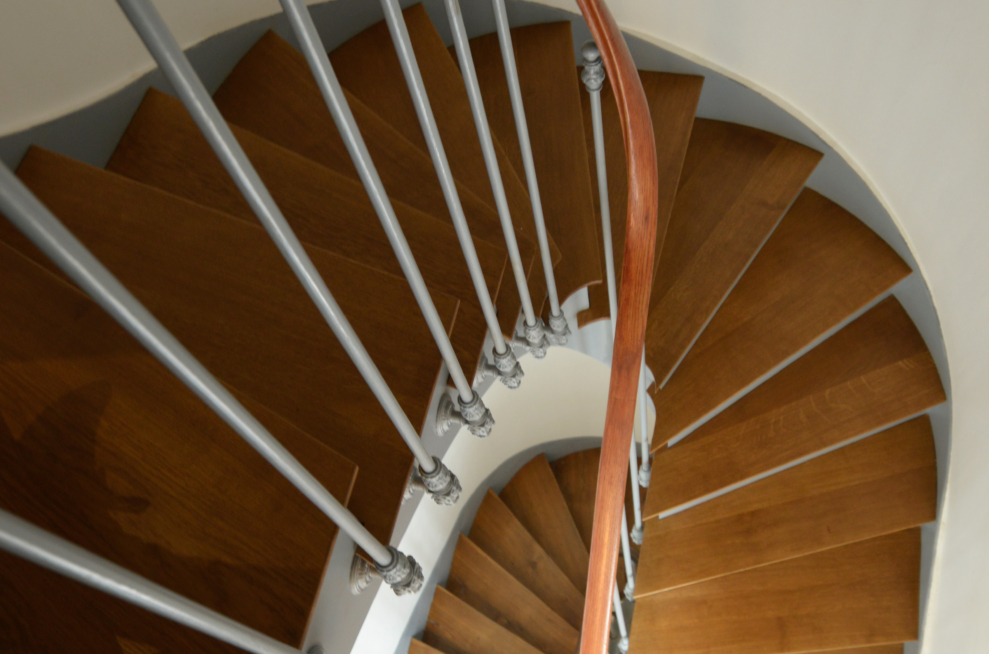 escalier balancé sur mesure maison region parisienne avec main courante cintree debillardee en chene