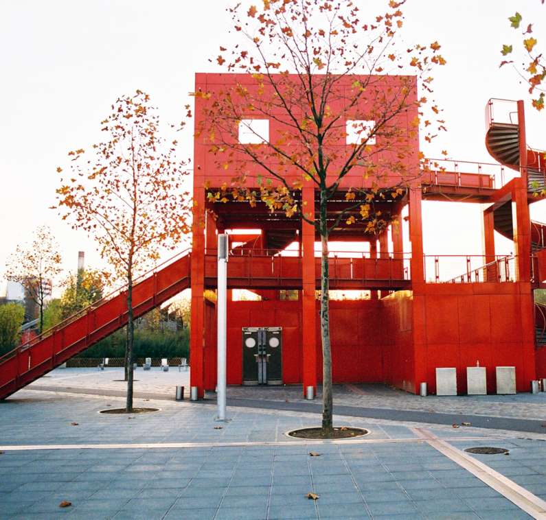 escalier structure acier émaillé rouge folies Villette géode paris