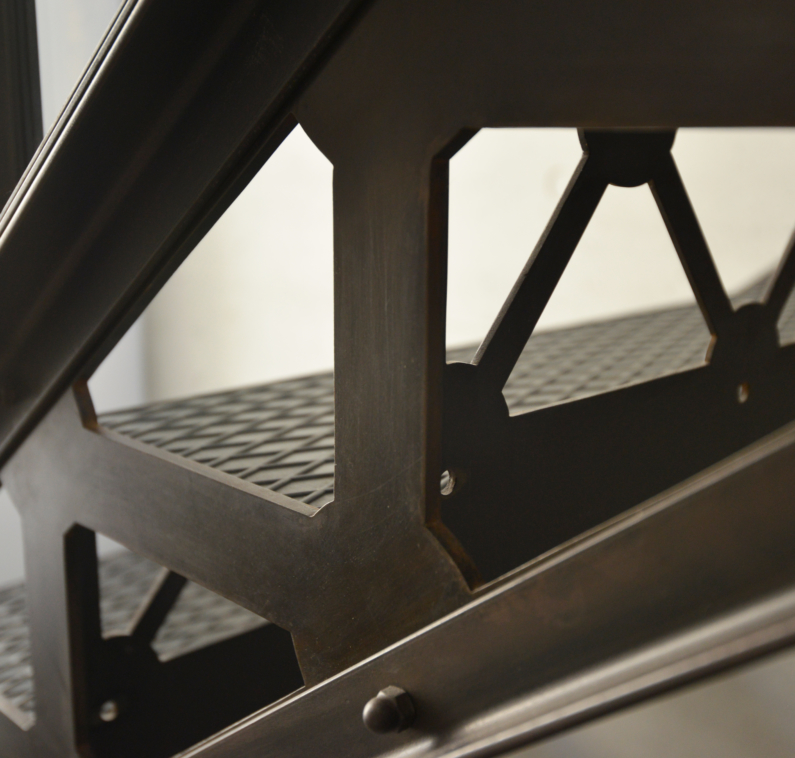 zoom sur limon et contremarches eiffel escalier patiné