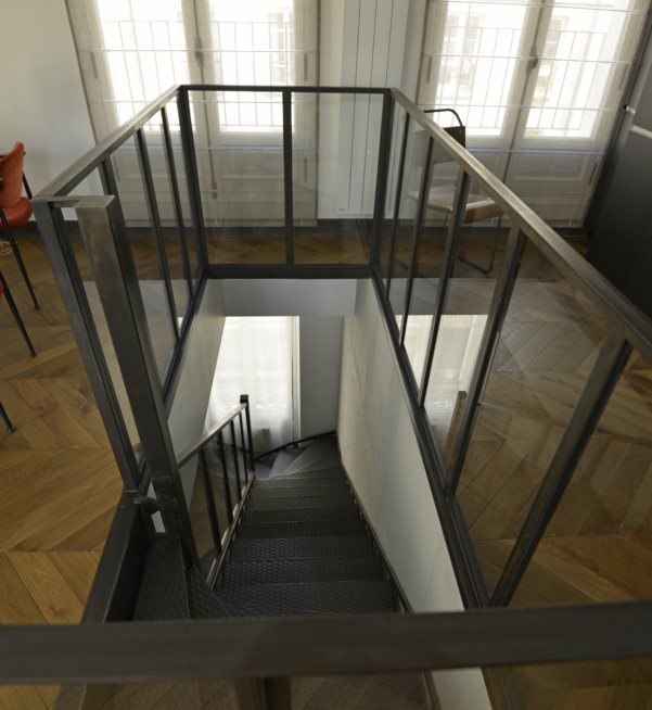 escalier securise garde-corps acier patine et verre