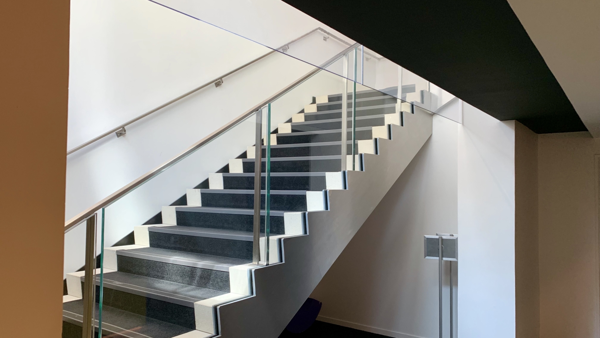 escalier avec garde-corps verre sur mesure au CNC centre national du cinéma paris