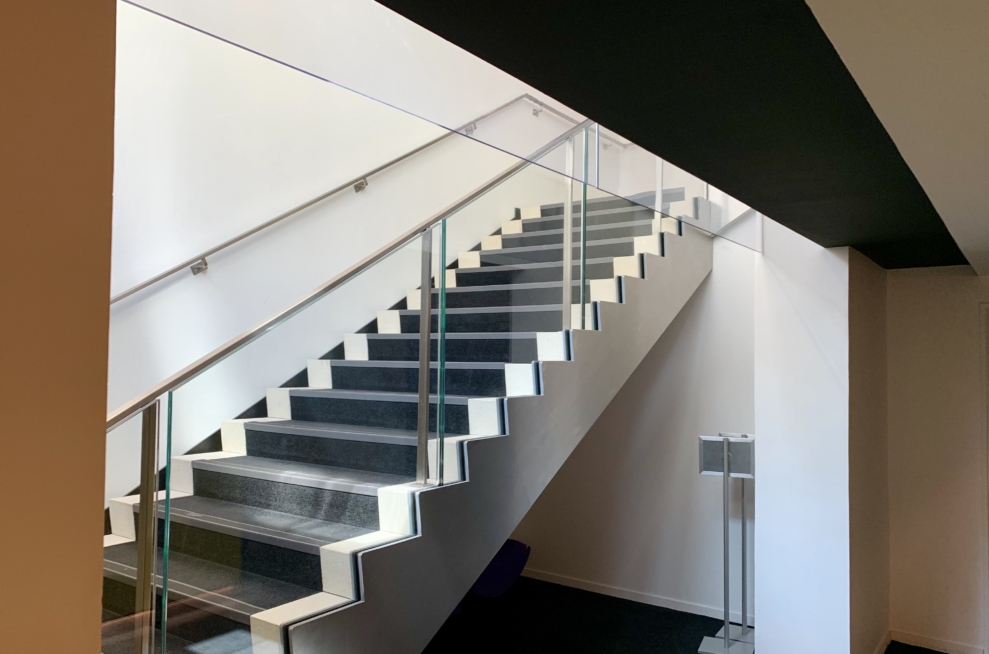 escalier avec garde-corps verre sur mesure au CNC centre national du cinéma paris