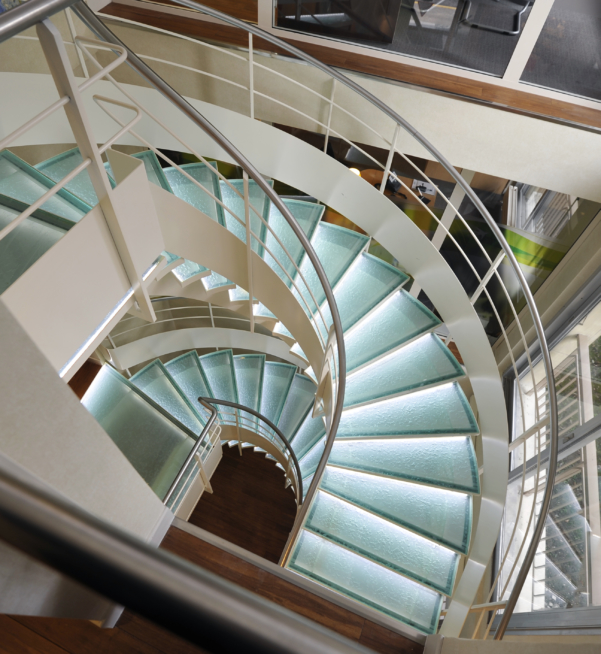 escalier balancé verre et acier, escalier lumineux sur mesure