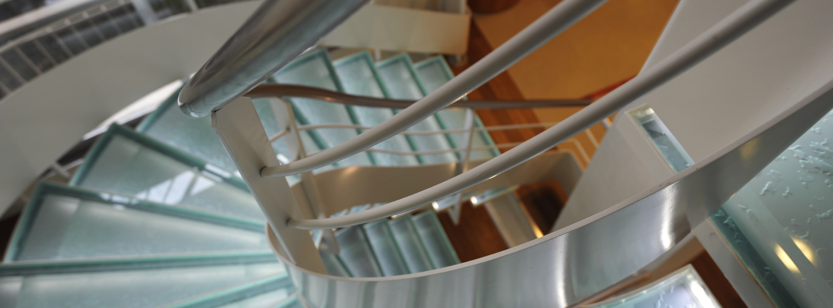 Detail de l'escalier acier verre, motifs dans les marches verre et éclairage LED intégré