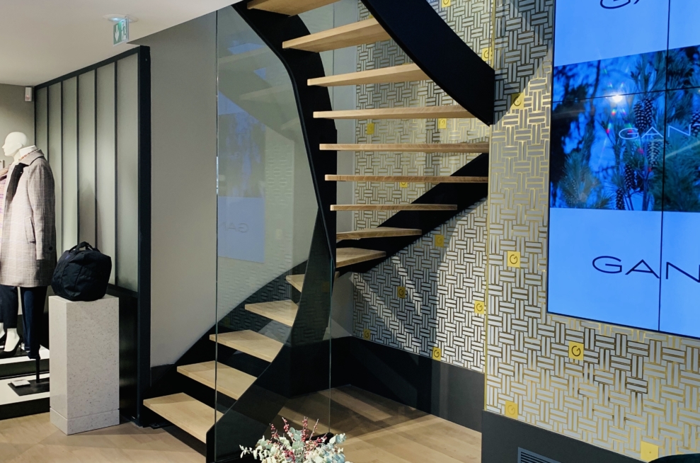 vue globale escalier sur mesure avec limons large plat acier noir et marches bois