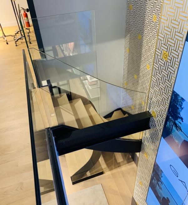 vue premier étage escalier balancé sur mesure acier bois et garde-corps en verre.