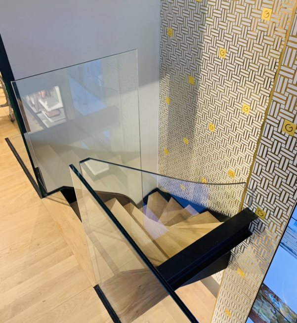 vue premier étage escalier 2 quart tournant boutique Paris, garde-corps verre sur mesure