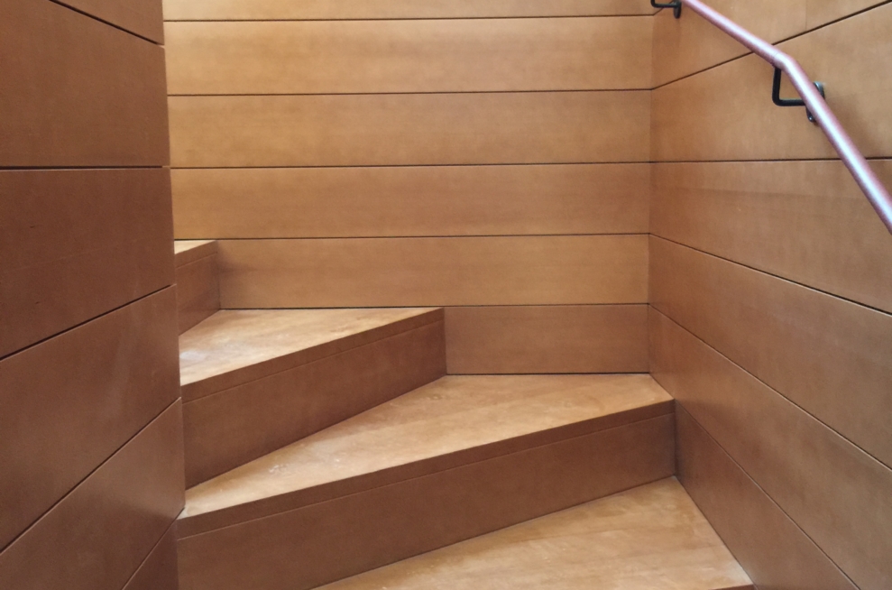 structure escalier acier recouverte entièrement de bois et main courante cuir