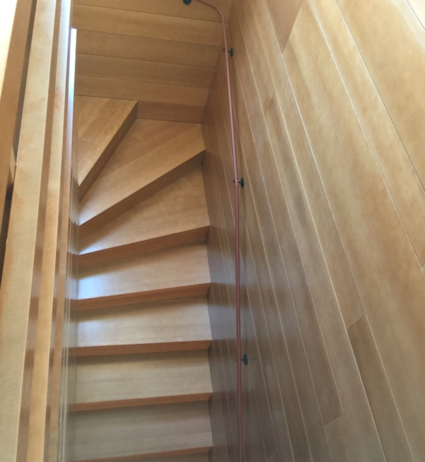 escalier acier recouvert bois se fond avec le mur en bois particulier paris