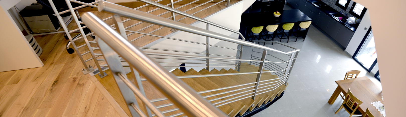 vue dessus escalier sur mesure escalier droit acier inox et bois