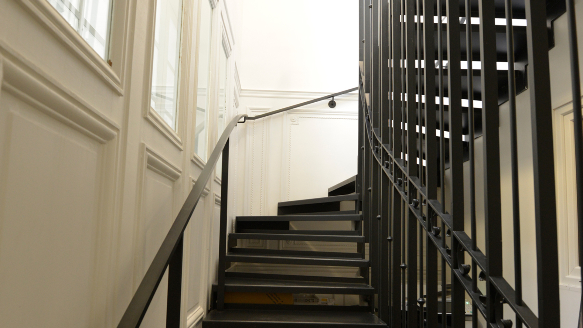Escalier droit acier noir école paris