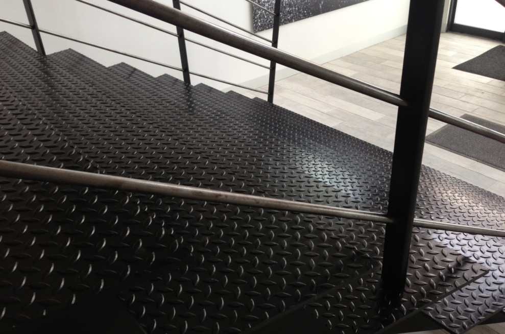Detail de marches escalier droit acier noirci
