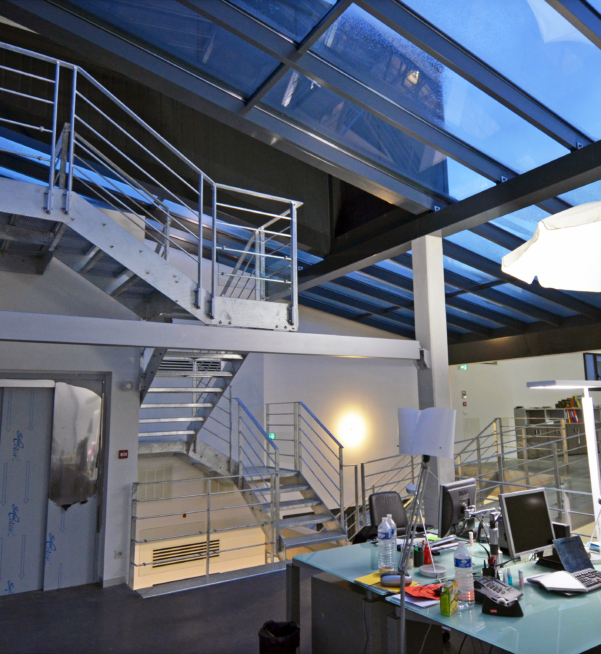 escalier en acier galvanisé sur mesure style industriel architecture