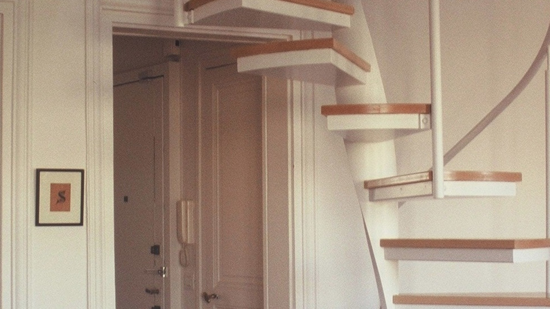 detail escalier sur mesure duplex parisien acier et bois