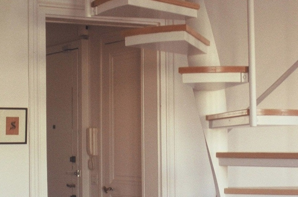 detail escalier sur mesure duplex parisien acier et bois