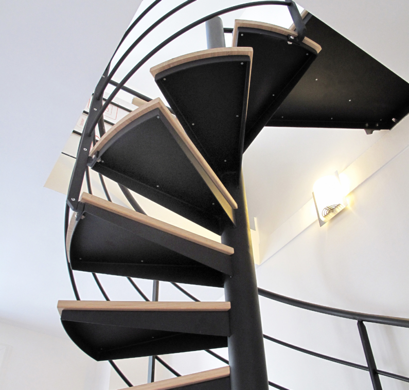 sous-face acier noir les marches bois sont intégrés dans la structure de l'escalier