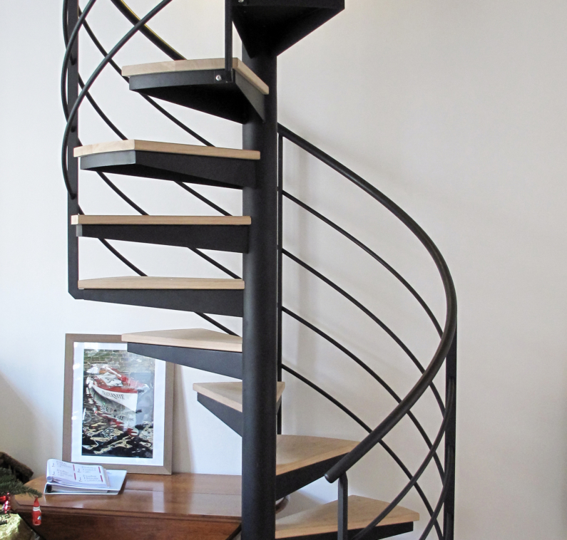 escalier en colimaçon sur mesure acier noirci et bois clair