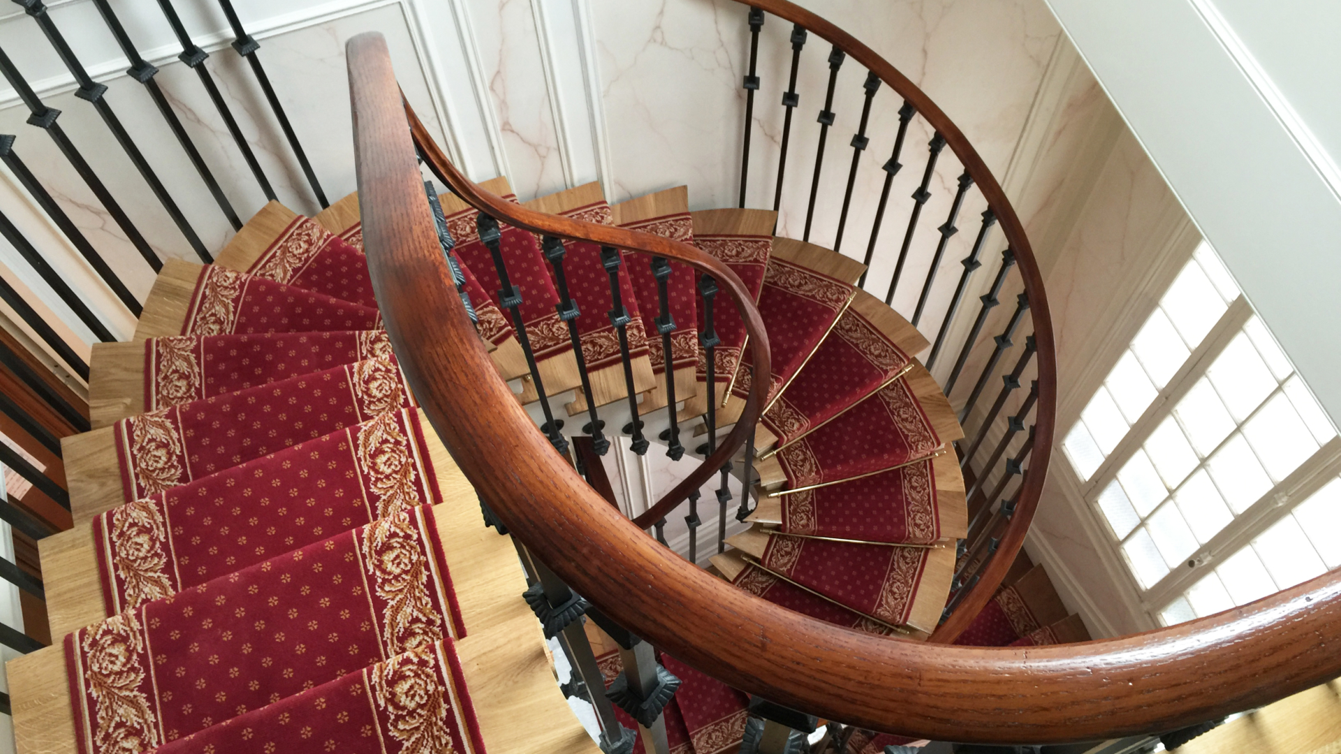 escalier haussmannien avec garde-corps sur mesure ornements ferronnerie d'art paris