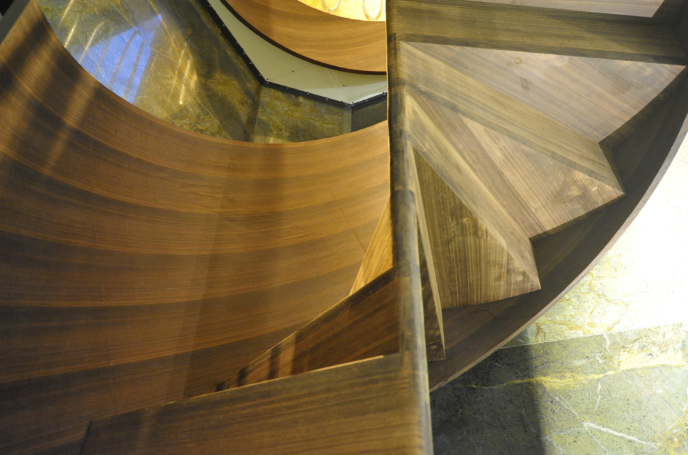 escalier helicoidal bois eucalyptus et acier hotel