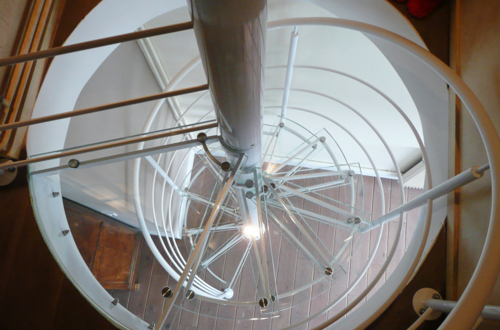 escalier acier blanc structure fine et marches verre, escalier colimacon sur mesure