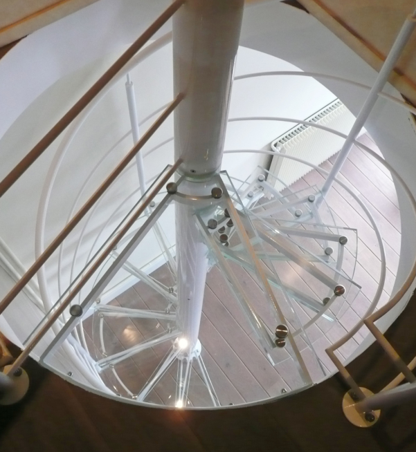 escalier acier blanc structure fine et marches verre, escalier colimacon sur mesure