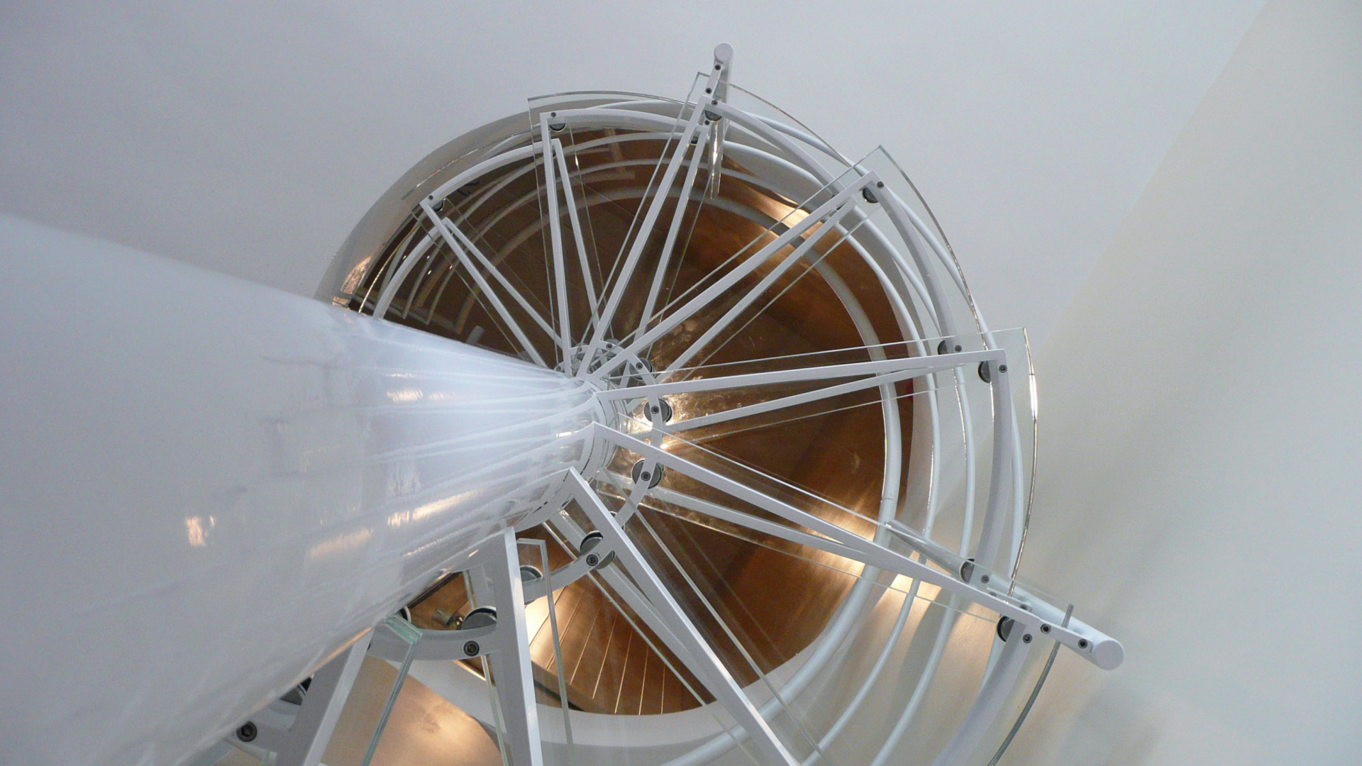Vue dessous escalier helicoidal acier verre inox sur mesure