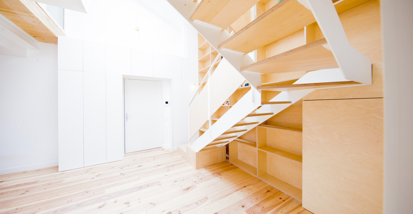 appartement lumineux escalier particulier sur mesure acier et bois