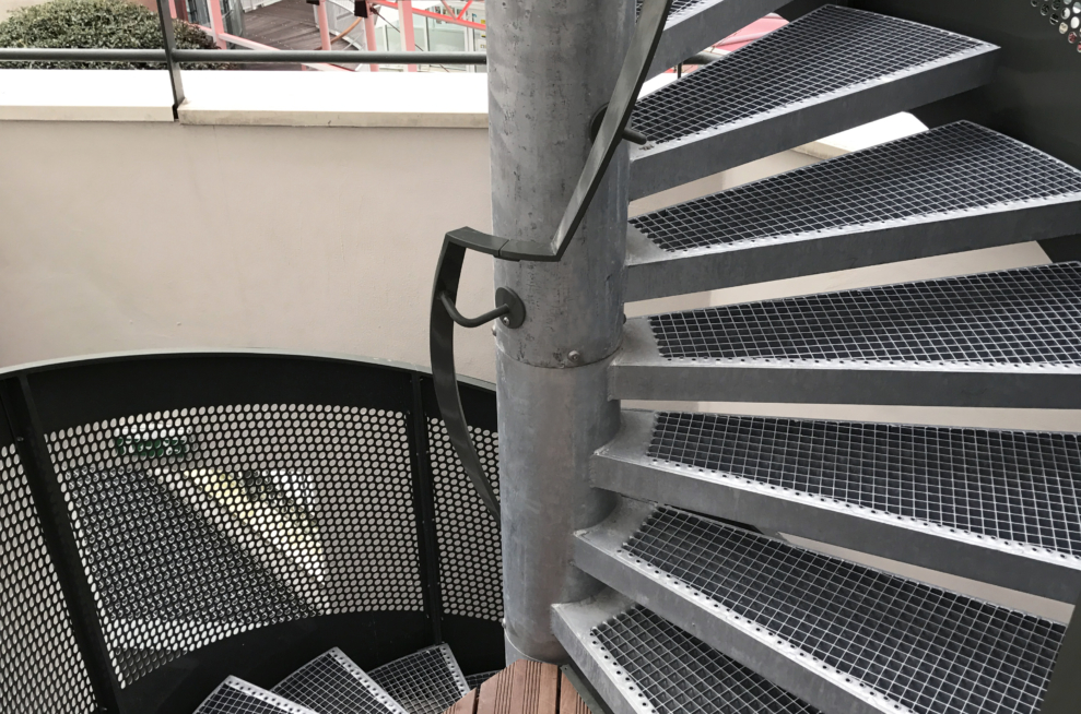 vue intérieur escaliers secours acier sur mesure marches caillebotis