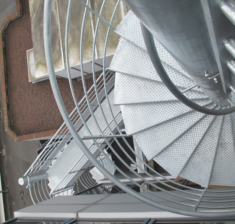 vue dessus escalier de secours acier galvanise