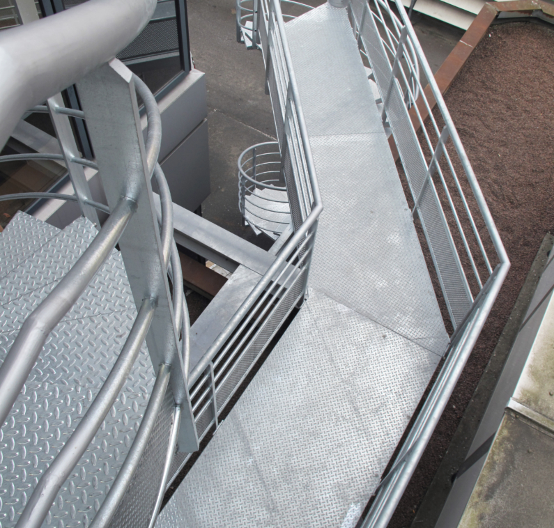 vue dessus passerelle acier galvanisé avec garde-corps acier.