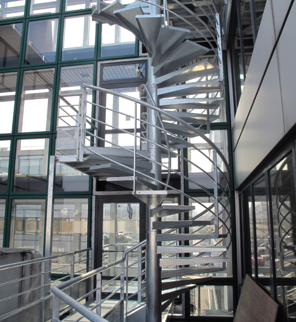 escalier helicoidal sur mesure en acier galvanisé.