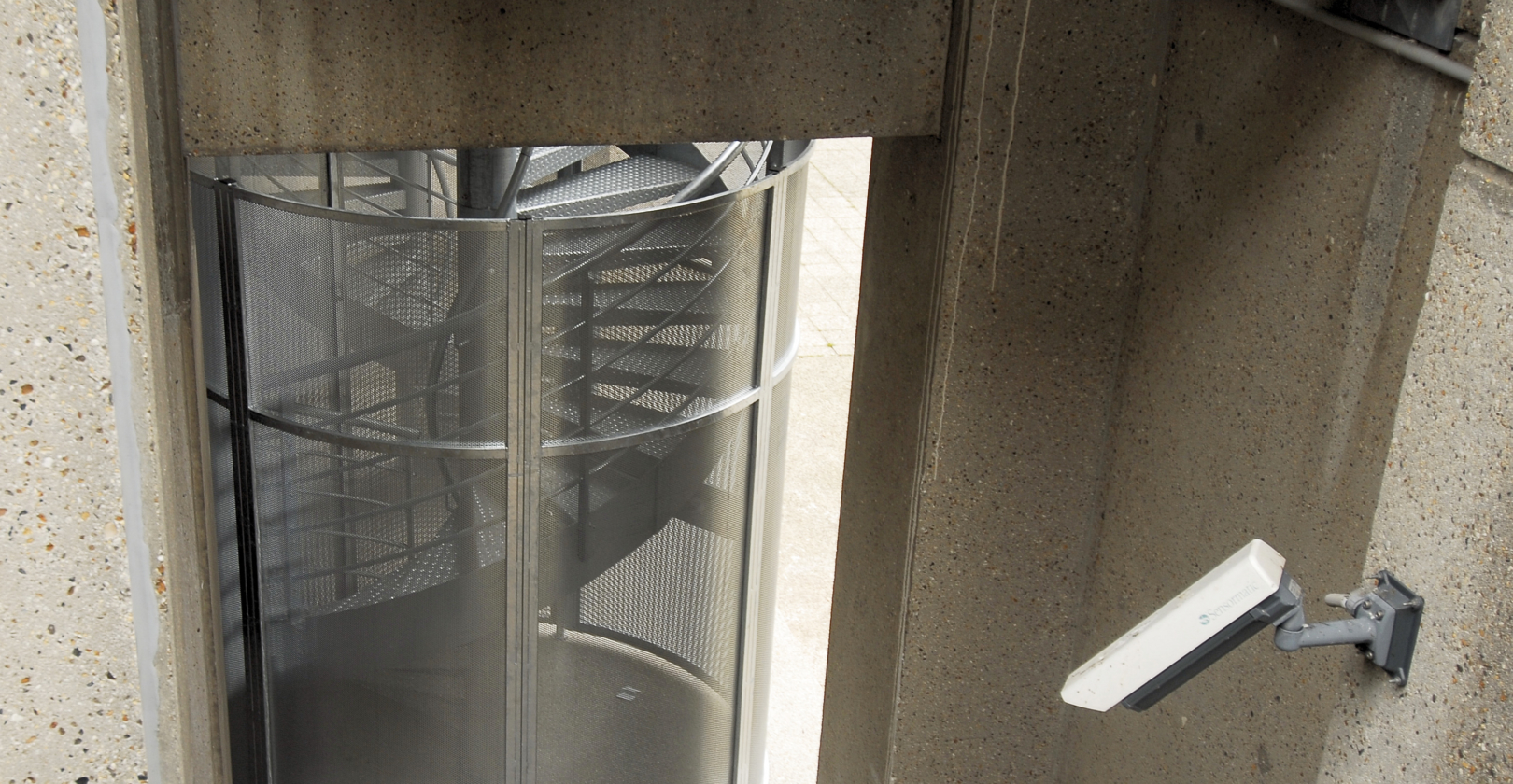Detail de la cage anti intrusion au départ de l'escalier
