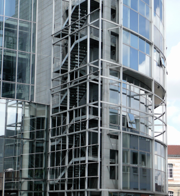 vue immeuble avec escalier de secours acier inox.