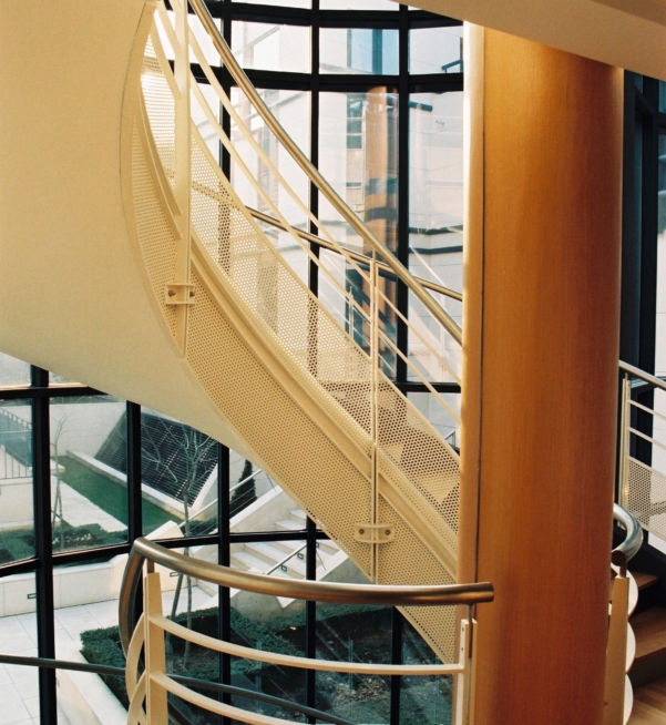 escalier balancé avec garde-corps sur mesure acier laqué blanc