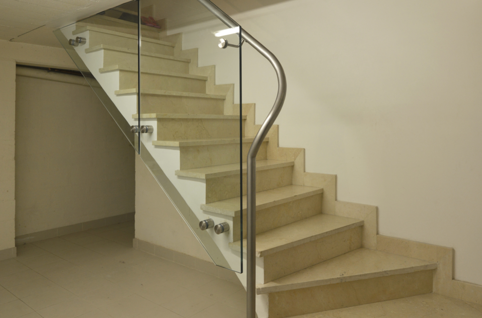escalier béton avec garde-corps verre