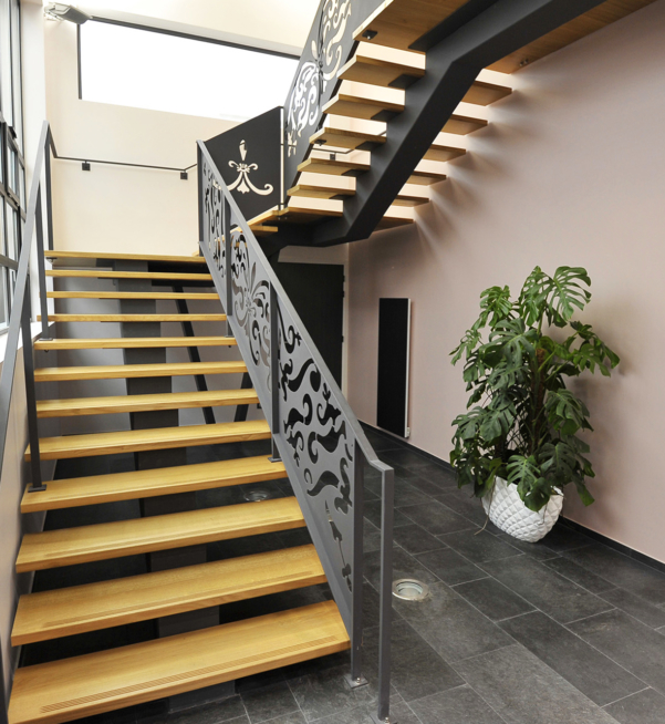 escalier droit sur mesure parfumerie marches bois garde-corps acier