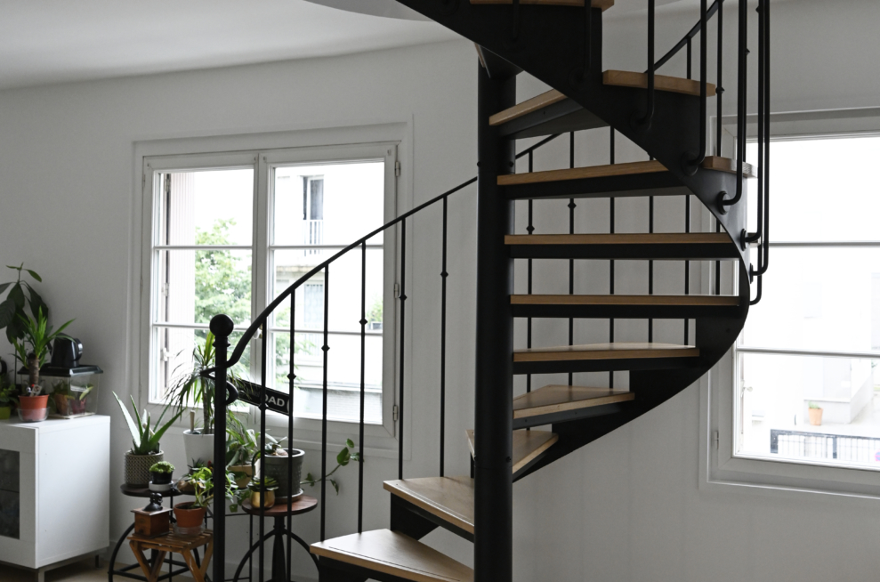 Escalier helicoidal avec pilastre départ en acier noir et chêne massif chez un particulier.